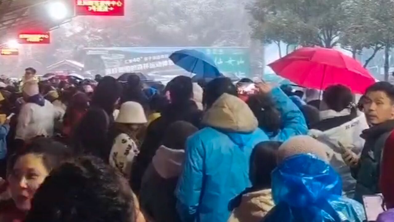 重庆武隆突降暴雪,大量游客被困仙女山怒喊退票,景区致歉