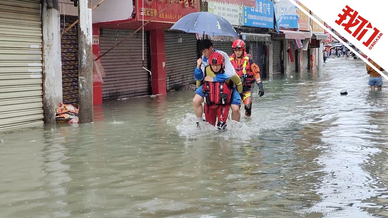 暴雨致贵州安顺多地内涝有中考考生被困 消防员紧急救援平安送考