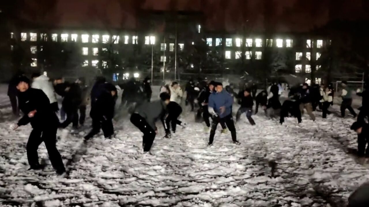 南方人体验不到的快乐!学生操场乱斗式打雪仗,除了自己都是敌人