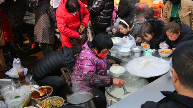 焦岱乡村大集上的豆腐脑摊:豆腐脑摊被食客层层包围,太火爆了