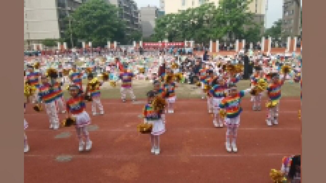 运动会上,小学生“花式”入场