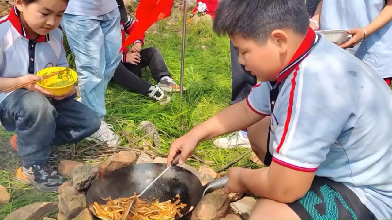 小学生集体春游,学生自带炊具,支锅炒菜手法娴熟