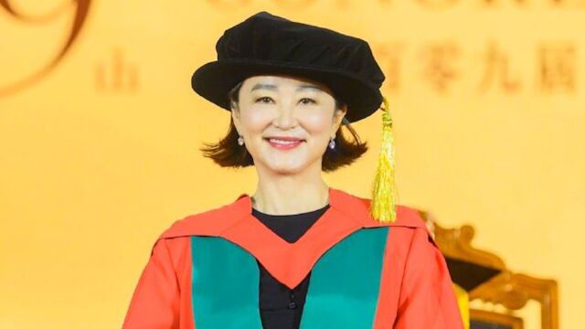 林青霞获颁香港大学荣誉社会科学博士学位 自己戴上博士帽