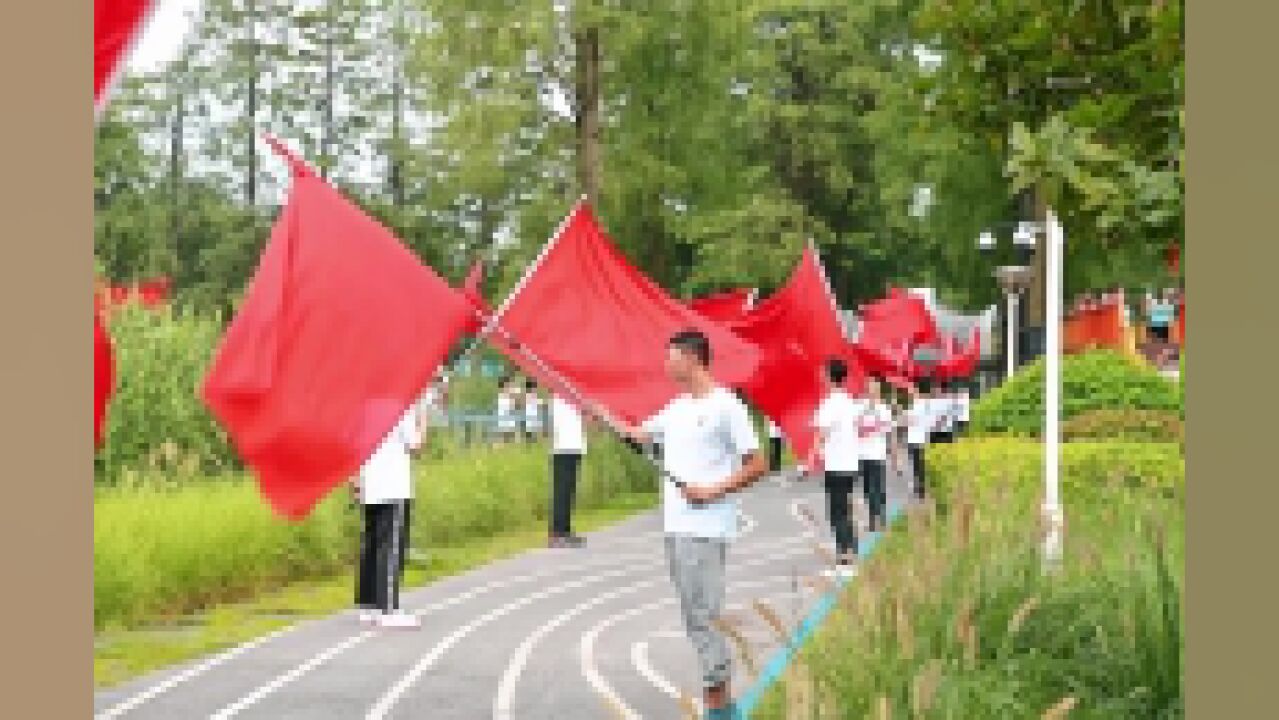 东湖之畔,快闪展现新入职青年活力