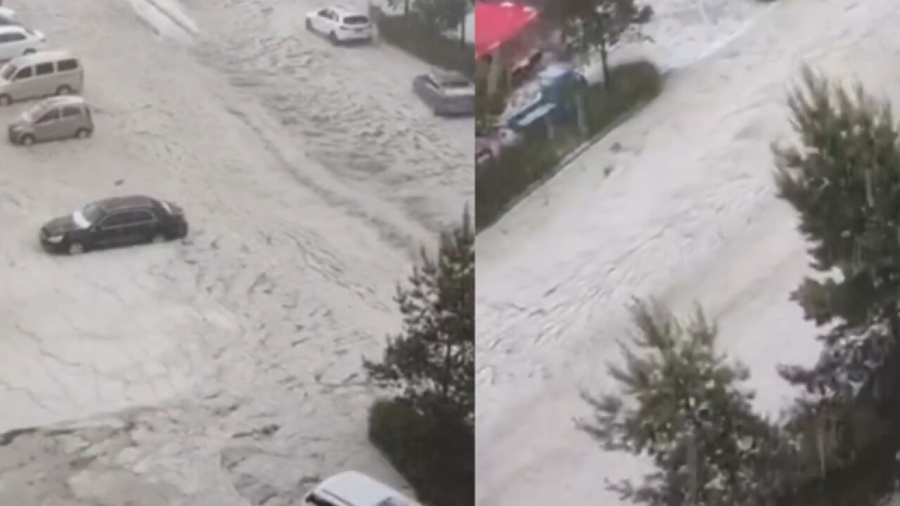 牡丹江遭遇极端冰雹天气 冰雹落地成冰河流淌 市民随手拍下现场