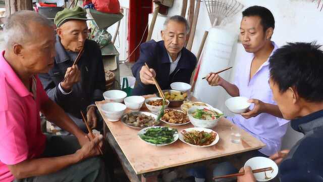 厨房没法做饭,川哥在屋外做什么好吃的,听炒菜的声音就饿了