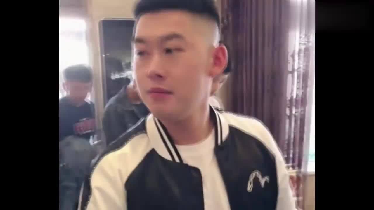四平青年kb跟着阿厦参加网红活动成功成为现场的焦点