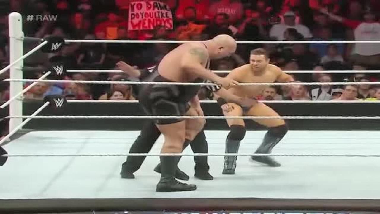 wwe大秀哥忘记了比赛时间竟直接把对手扔在评委身上