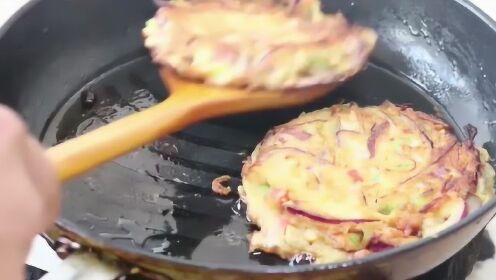 大厨教你怎样做好洋葱饼，看到他的独特做法后，味道让人回味无穷