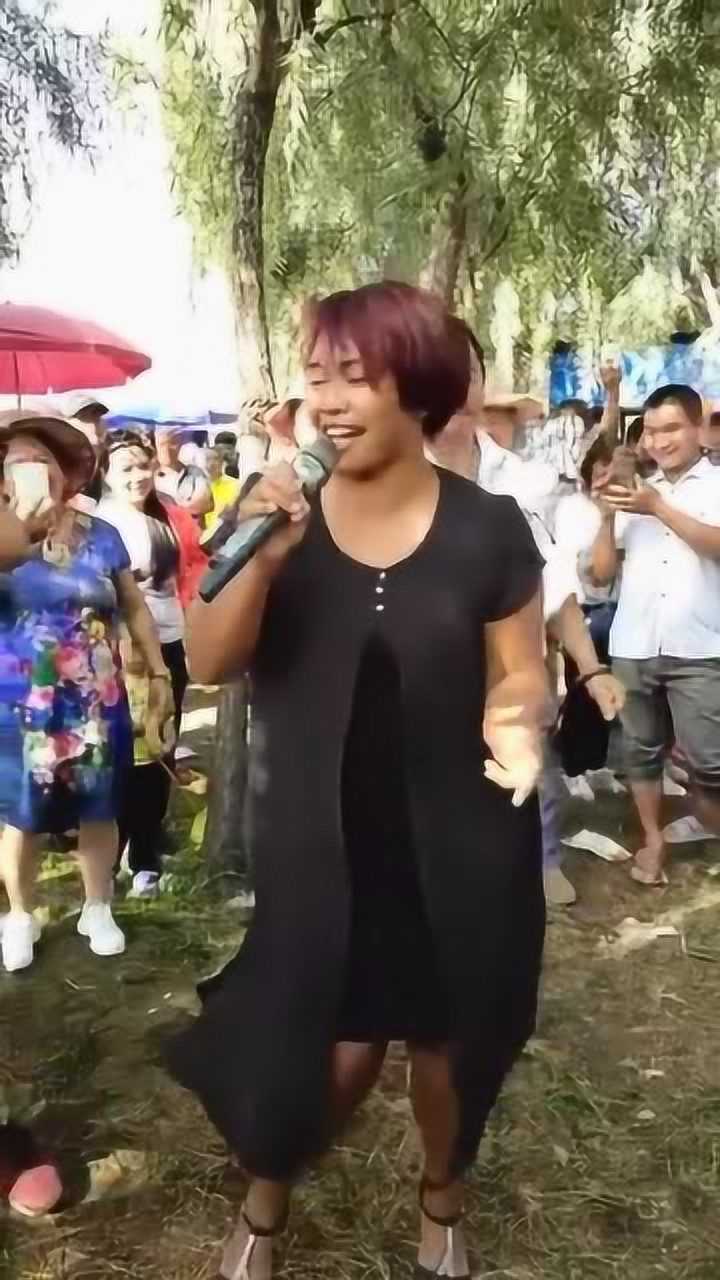 网红黑妹的经典歌曲后面大叔跳舞超级给力现场好活跃