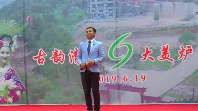 苗族青年歌手杨长生在凯里炉山表演山歌唱出好兆头