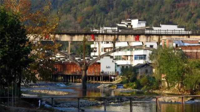 临湖而建的古镇,依山傍水风韵犹存,就在宁波