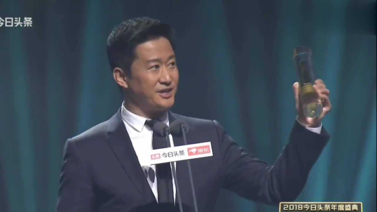 吴京替章子怡领奖调侃汪峰上头条徐峥讲话引粉丝尖叫连连