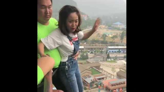 美女别再往后蹭了,我怕一会教练顶不住了