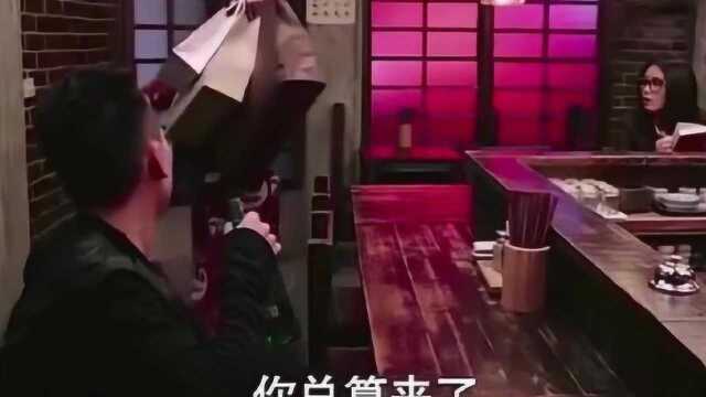 男子去餐馆吃饭,要点吃了能睡觉的菜,小伙直接给了一杯酒