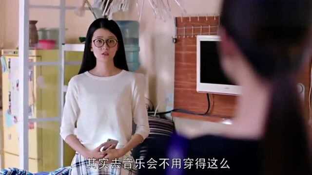 美女参加音乐会,打扮的惊艳无比,闺蜜都看傻眼了