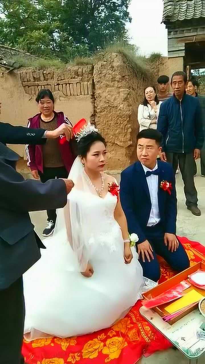 结婚现场公公给新媳妇梳头这是什么奇葩风俗