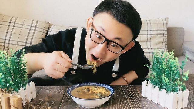 小食用虫草花炖乌鸡汤,看似简单却炖了一个小时,女人多喝滋补养阴