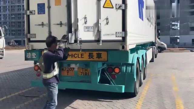 卡车嘎子:深圳装货碰到香港冷藏车,妥妥的移动冰柜