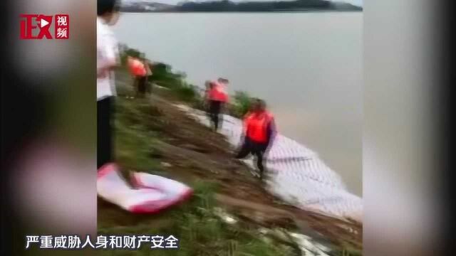 江西都昌县连续遭遇暴雨侵袭 街道被淹水深达半人高