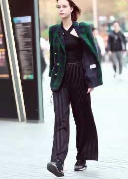 这个小姐姐太美啦，走路气场两米八，自带超模气质！