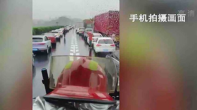 浙江金华:两司机冒雨为消防车开道