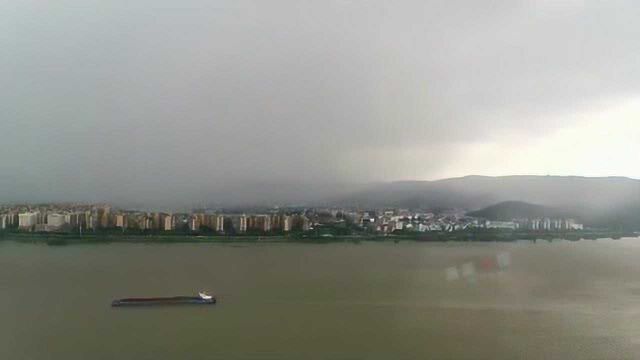 太震撼了,市民用延时摄影拍下暴雨来临过程,风卷残云