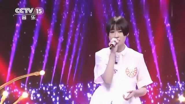 曾敏杰演唱《电台情感》,温婉嗓音太深情,歌声诉说潺潺情思!