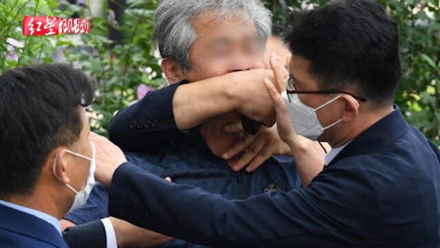 文在寅国会大厦外遭扔鞋抗议,肇事男子被捕