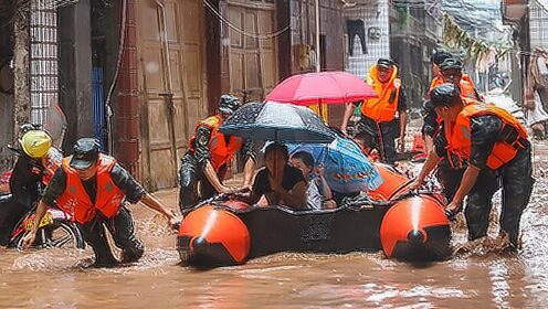 重庆万州暴雨袭城，武警官兵这些救援瞬间温暖人心