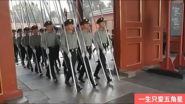 兵哥哥们刚刚练习完扛旗,旗杆净重三十斤,真的不容易,辛苦了