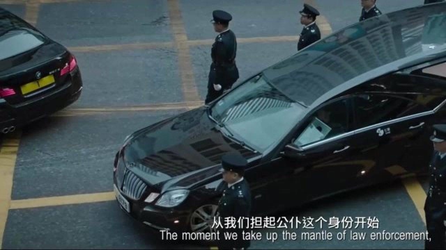 刘杰辉荣升警队一哥,参加同事葬礼,这一幕令人动容