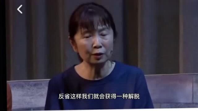 来听听作家万方老师与肖战这段对话:没有反省的人生不值得过