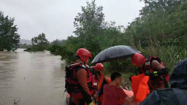 雨突袭罗江村庄被淹,消防紧急救援转移50余人惊险画面曝光