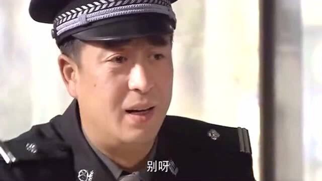 派出所所长换手机电池,店老板都看不下去了!