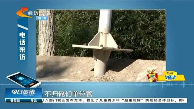 沧州:警示杆“长歪”,路人经过提心吊胆,交通住建均称对方负责