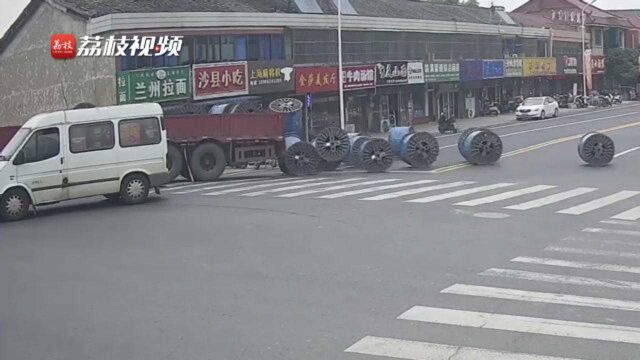 惊险!10余个自重超1吨的钢绞线街头“狂奔”