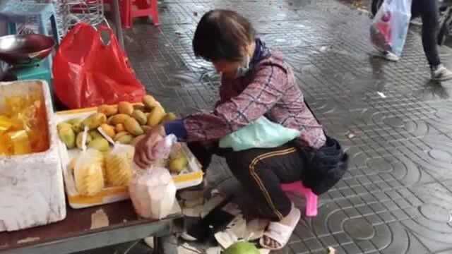 100岁还自己买菜做饭,在海南菜市场避雨时偶遇常畅聊