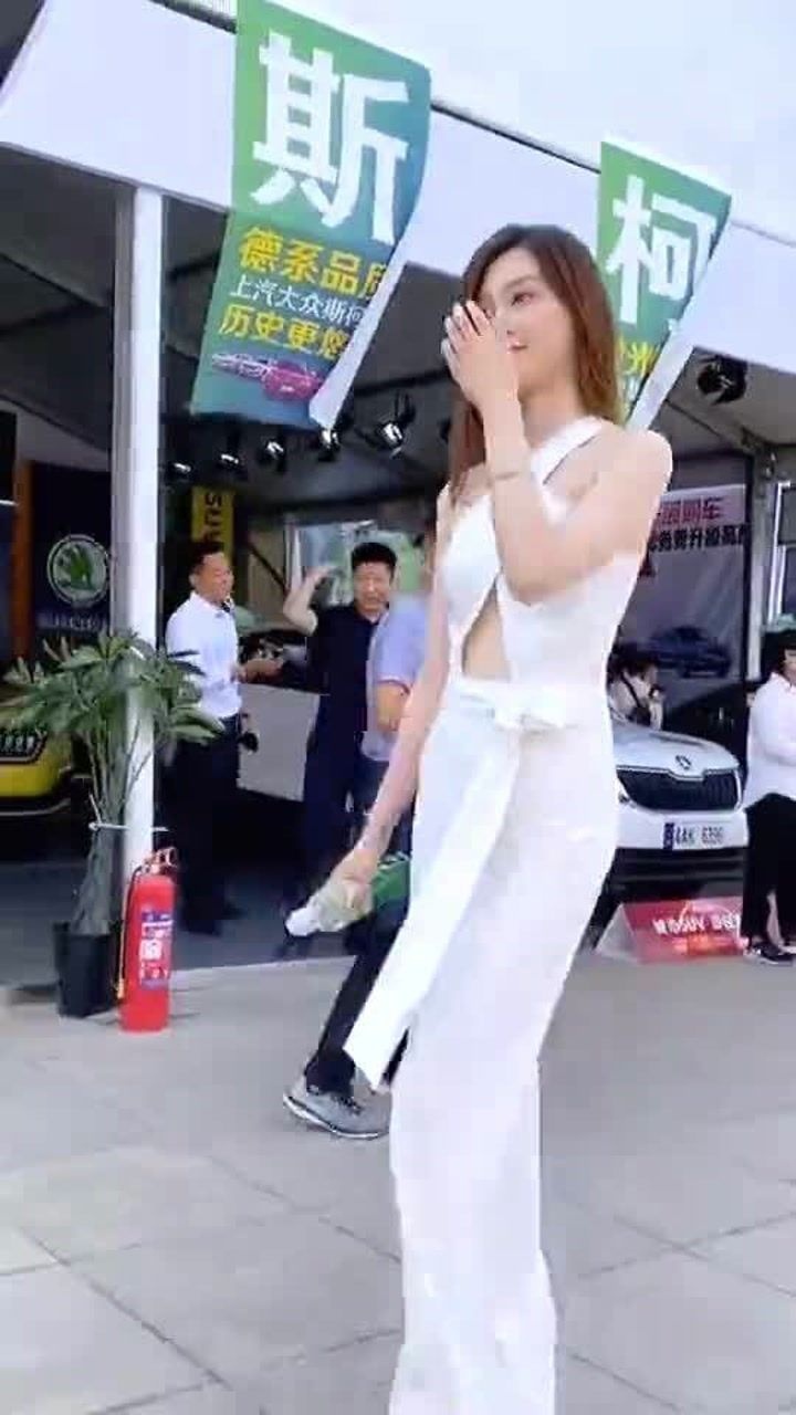 最美车模张芮尔这颜值不管大姐还是大叔都忍不住多看两眼