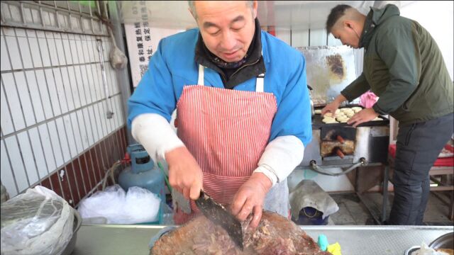 保定大叔卖驴肉火烧,25年不起名没招牌,6块一个号称全市最便宜