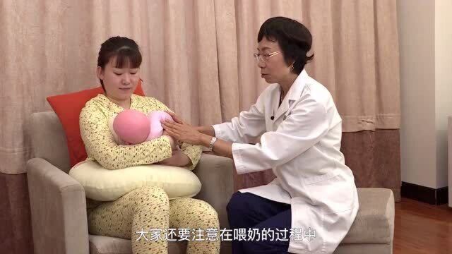 母乳喂养这么坐 舒适又省力环抱式