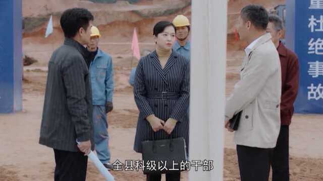 一诺无悔:县城财务告急,县长带头停发工资,全部补给开发区建设