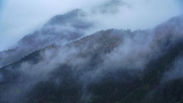 广西天湖景区雨后云雾缭绕如仙境