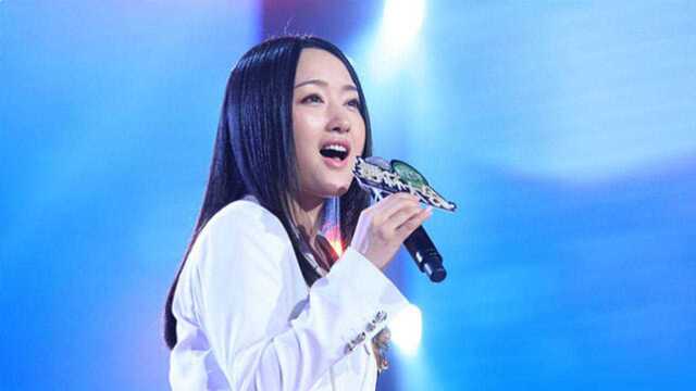 杨钰莹深情演唱《致青春》,甜美歌声唱尽青春恋曲的短暂与美好!