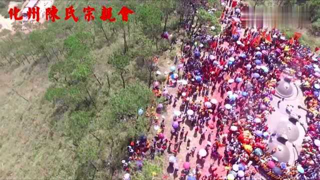 航拍广东万人祭祖,祖坟占一座山,祭拜的人络绎不绝,这家族真牛