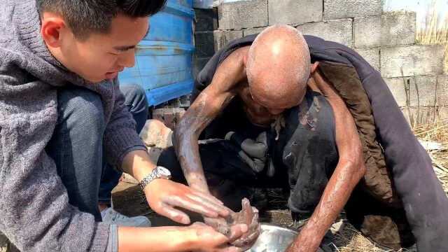 儿女不赡养,老人独自住在墓地里,整日浑浑噩噩勉强度日