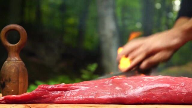 看看最好的牛肉做的牛肉卷,惠林顿牛肉肉质真的没话说,香飘十里