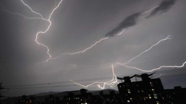 北京雨势渐大 海淀石景山上空雷声大作 电光频频宛如闪光灯