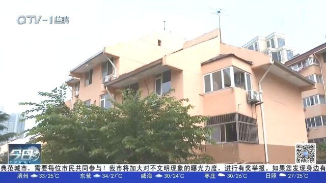 青岛:一楼院里疑似“违建”,小屋占用人行道!居民盼整改