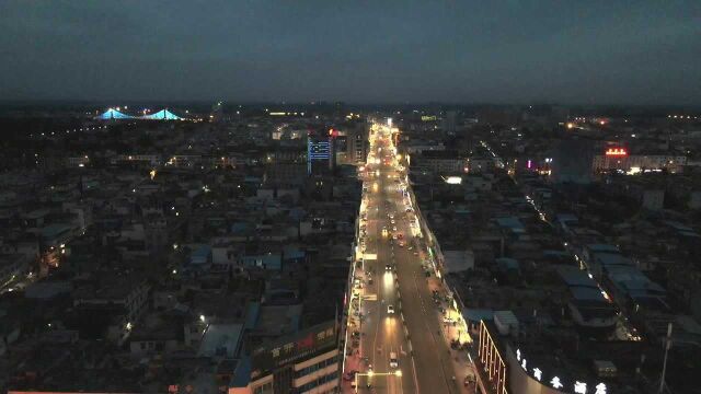 阴天,要下雨了,界首市人民路至健康路十字路口